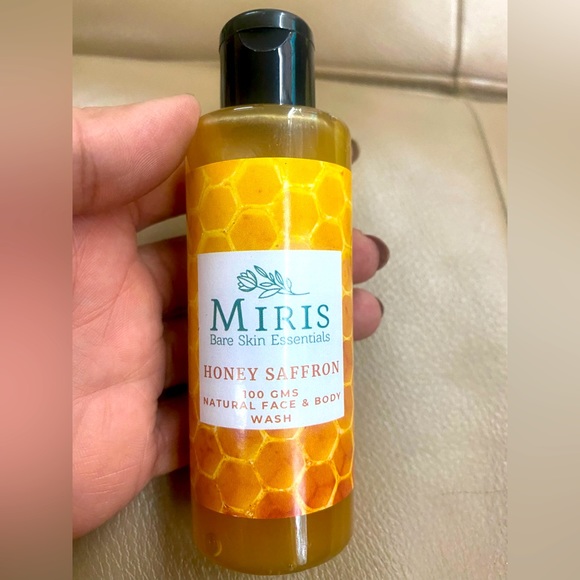 ❌❌SOLD❌❌Lovely set of body lotion,body wash,face scrub,face gel. - Picture 2 of 15